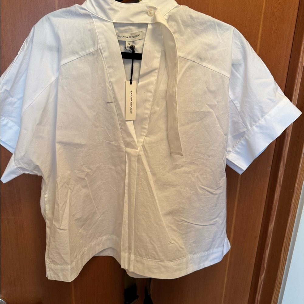 Banana Republic: Brand New! White, short-sleeved blouse with tie collar